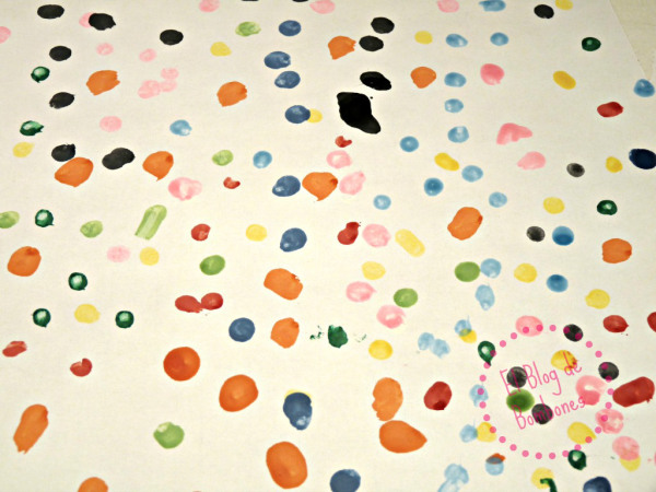 Puntos de colores pintados con bastoncillos de algodón