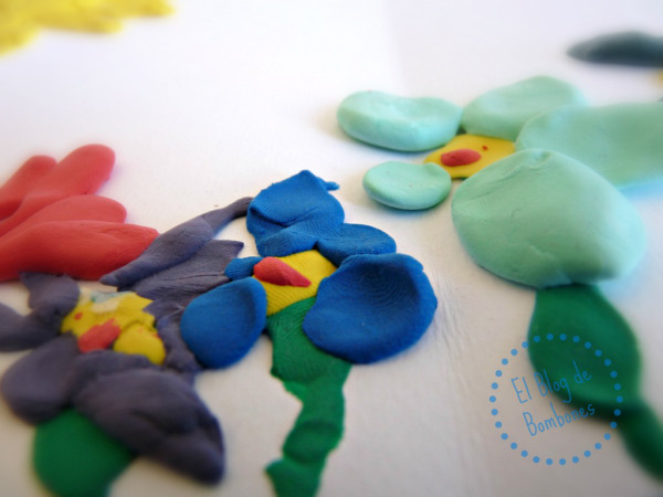 Flores pintadas con plastilina