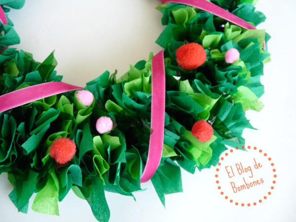 Corona de Navidad hecha con papel de seda