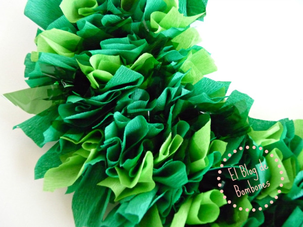 Corona de acebo hecha con papel seda