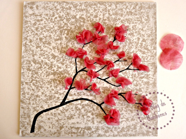 Cerezo en flor con papel de seda