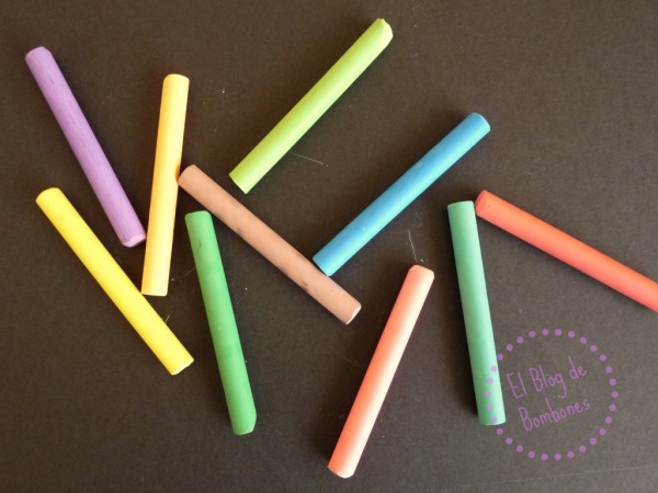 Pasteles y cartulina negra