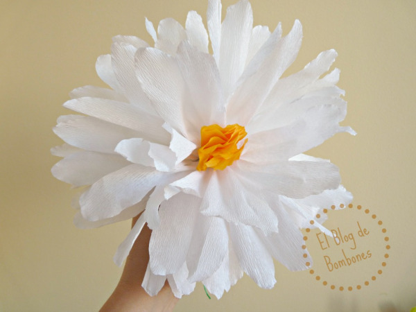 Añadir estambres a una flor de papel