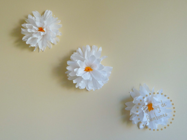 Decorar una pared con flores de papel crepé