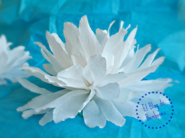 Nenúfar de papel crepé