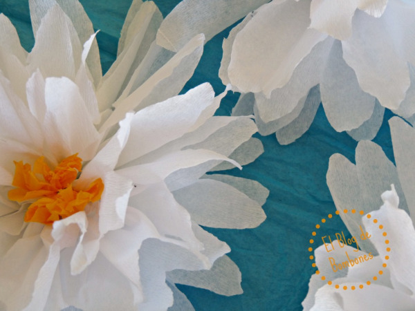 Detalle de la flor en papel crepé